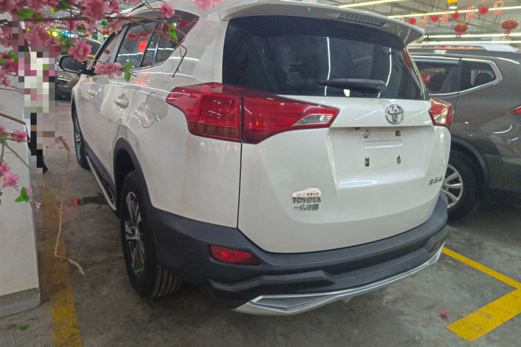 Used Toyota RAV4 2015 2.0L CVT Two-Wheel Drive Fashion Edition Rear Left 45 Deg