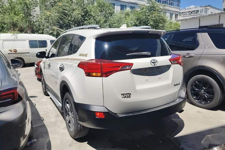 Used Toyota RAV4 2015 2.0L CVT Two-Wheel Drive Fashion Edition Rear Left 45 Deg