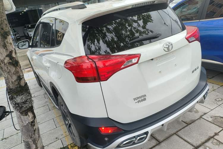 Used Toyota RAV4 2015 2.0L CVT Two-Wheel Drive Fashion Edition Rear Left 45 Deg
