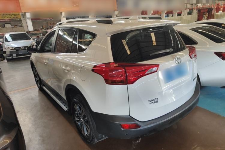 Used Toyota RAV4 2015 2.0L CVT Two-Wheel Drive Fashion Edition Rear Left 45 Deg