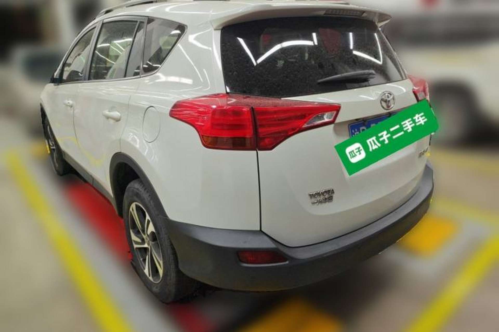 Used Toyota RAV4 2015 2.0L CVT Two-Wheel Drive Fashion Edition Rear Left 45 Deg