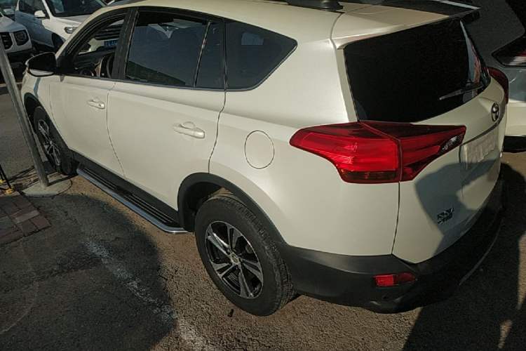Used Toyota RAV4 2015 2.0L CVT Two-Wheel Drive Fashion Edition Rear Left 45 Deg