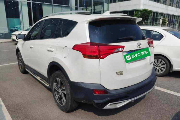 Used Toyota RAV4 2015 2.0L CVT Two-Wheel Drive Fashion Edition Rear Left 45 Deg