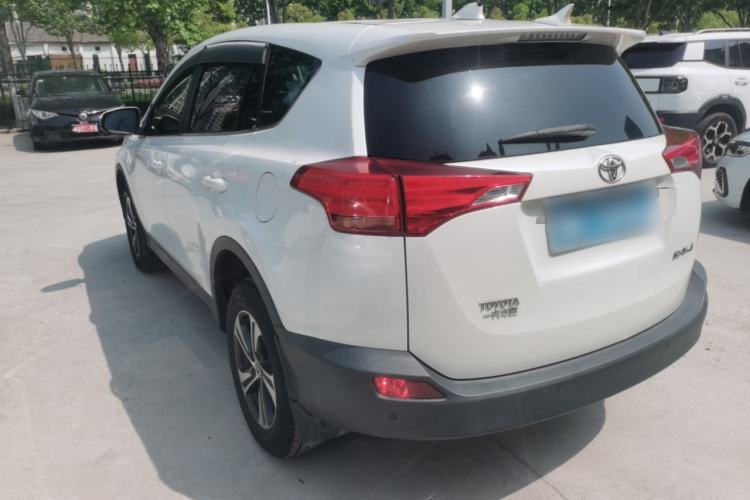 Used Toyota RAV4 2015 2.0L CVT Two-Wheel Drive Fashion Edition Rear Left 45 Deg