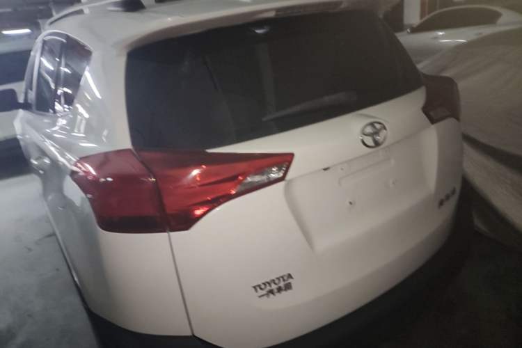 Used Toyota RAV4 2015 2.0L CVT Two-Wheel Drive Fashion Edition Rear Left 45 Deg