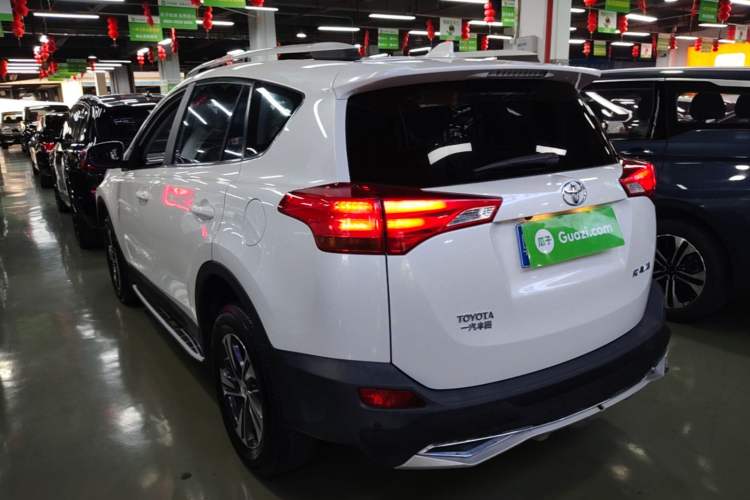 Used Toyota RAV4 2015 2.0L CVT Two-Wheel Drive Fashion Edition Rear Left 45 Deg