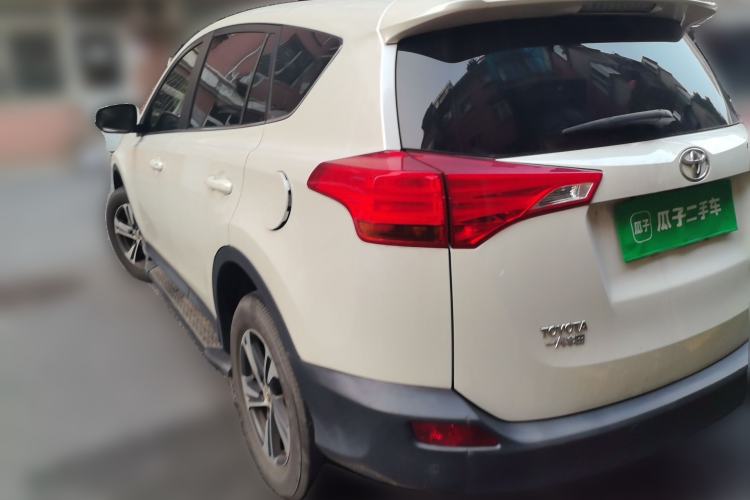 Used Toyota RAV4 2015 2.0L CVT Two-Wheel Drive Fashion Edition Rear Left 45 Deg