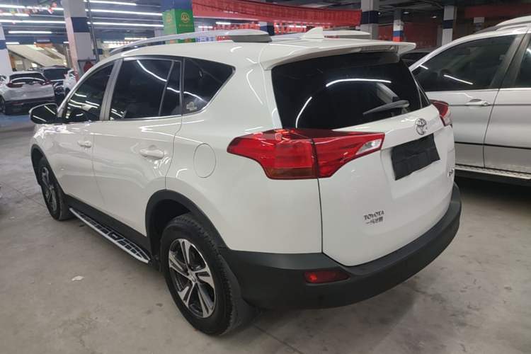 Used Toyota RAV4 2015 2.0L CVT Two-Wheel Drive Fashion Edition Rear Left 45 Deg