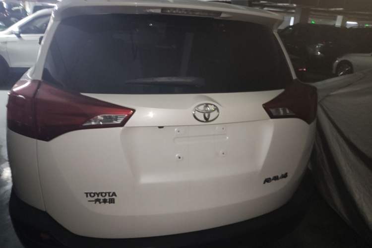Used Toyota RAV4 2015 2.0L CVT Two-Wheel Drive Fashion Edition Rear