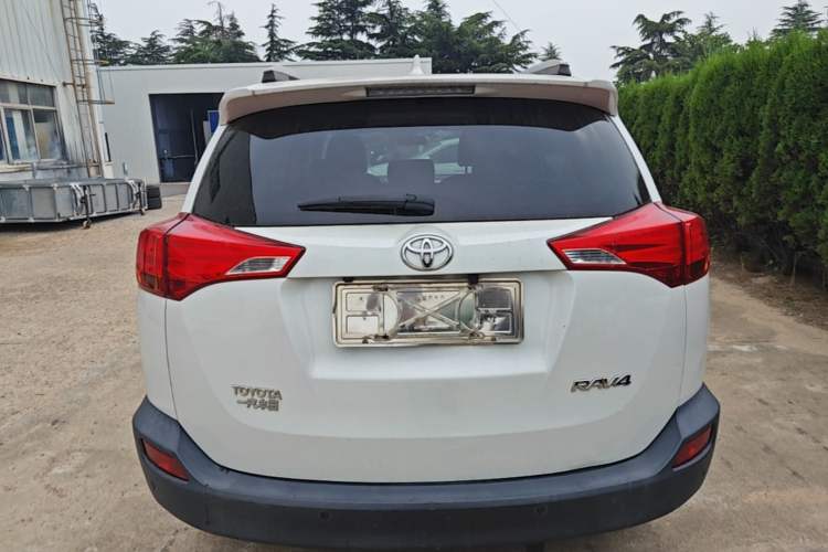 Used Toyota RAV4 2015 2.0L CVT Two-Wheel Drive Fashion Edition Rear