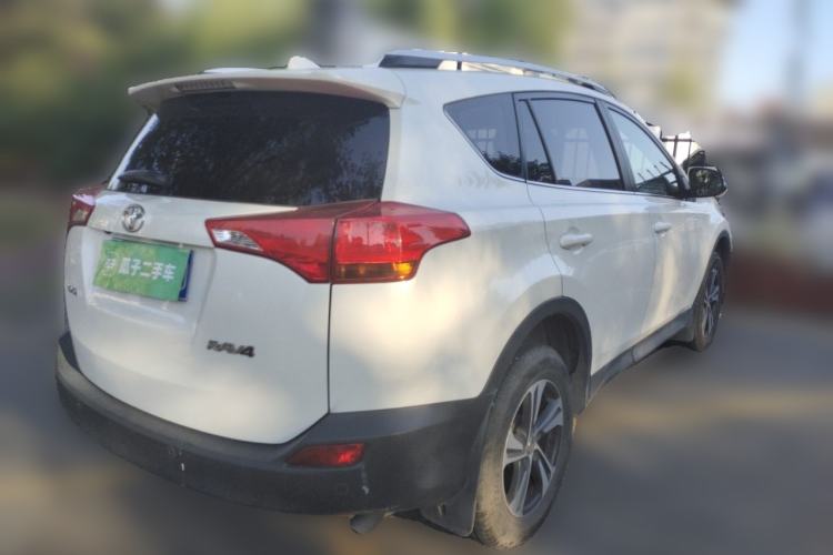 Used Toyota RAV4 2015 2.0L CVT Two-Wheel Drive Fashion Edition Rear Right 45 Deg