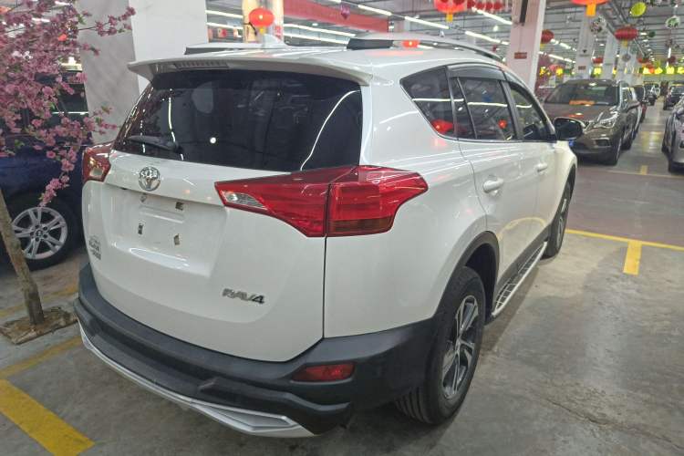 Used Toyota RAV4 2015 2.0L CVT Two-Wheel Drive Fashion Edition Rear Right 45 Deg