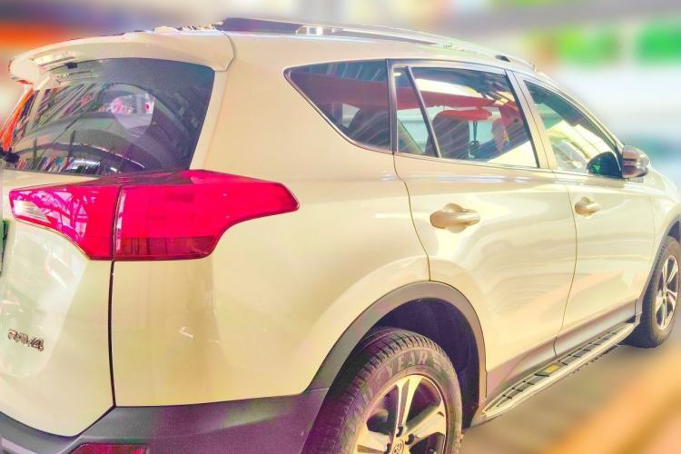Used Toyota RAV4 2015 2.0L CVT Two-Wheel Drive Fashion Edition Rear Right 45 Deg
