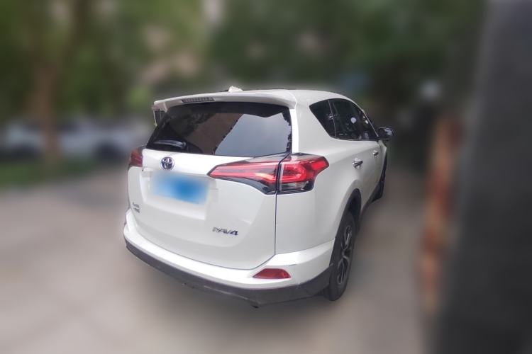 Used Toyota RAV4 2015 2.0L CVT Two-Wheel Drive Fashion Edition Rear Right 45 Deg