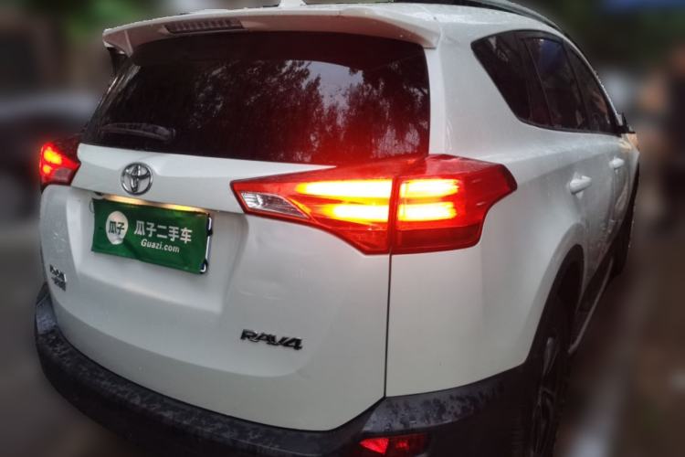 Used Toyota RAV4 2015 2.0L CVT Two-Wheel Drive Fashion Edition Rear Right 45 Deg