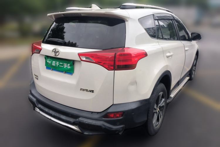 Used Toyota RAV4 2015 2.0L CVT Two-Wheel Drive Fashion Edition Rear Right 45 Deg