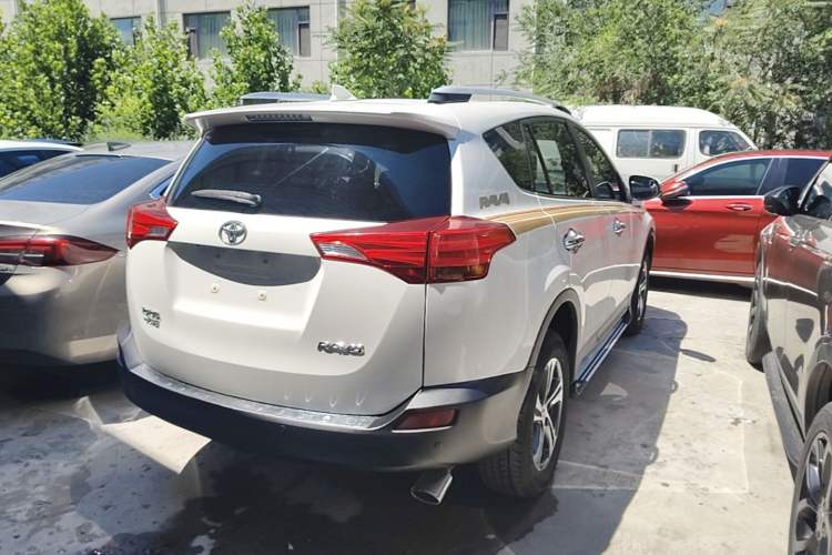 Used Toyota RAV4 2015 2.0L CVT Two-Wheel Drive Fashion Edition Rear Right 45 Deg