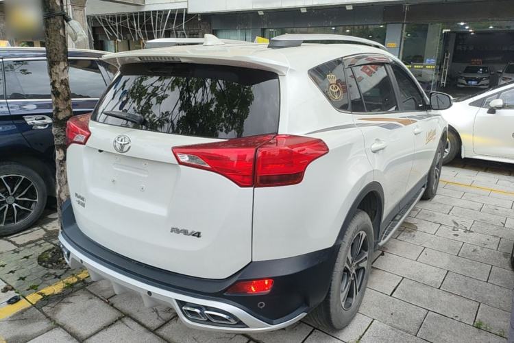 Used Toyota RAV4 2015 2.0L CVT Two-Wheel Drive Fashion Edition Rear Right 45 Deg