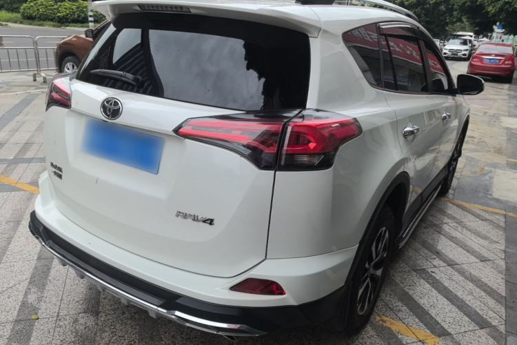 Used Toyota RAV4 2015 2.0L CVT Two-Wheel Drive Fashion Edition Rear Right 45 Deg