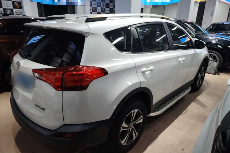 Used Toyota RAV4 2015 2.0L CVT Two-Wheel Drive Fashion Edition Rear Right 45 Deg