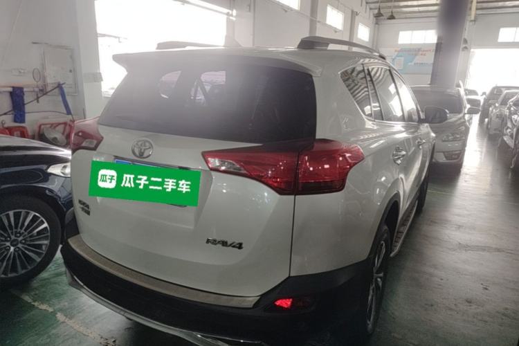 Used Toyota RAV4 2015 2.0L CVT Two-Wheel Drive Fashion Edition Rear Right 45 Deg