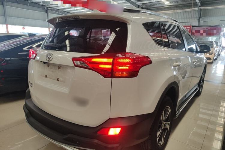 Used Toyota RAV4 2015 2.0L CVT Two-Wheel Drive Fashion Edition Rear Right 45 Deg