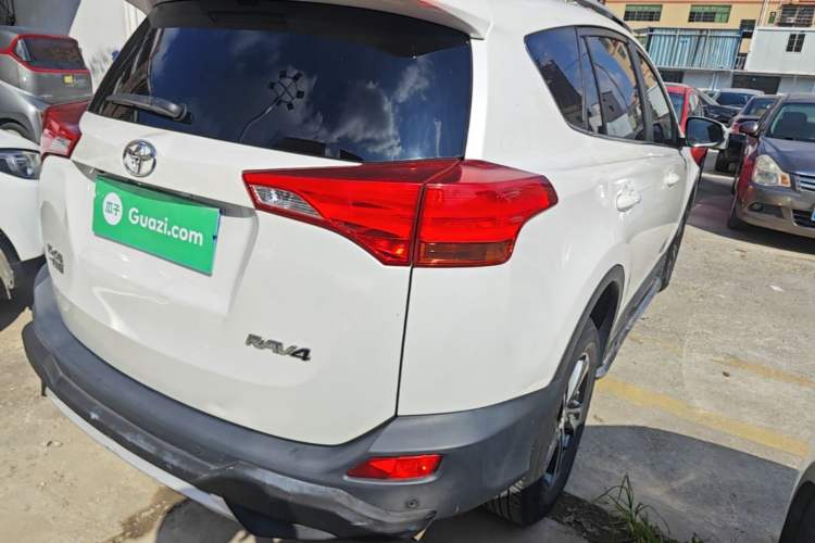 Used Toyota RAV4 2015 2.0L CVT Two-Wheel Drive Fashion Edition Rear Right 45 Deg