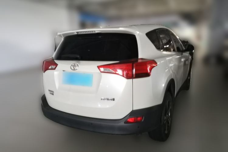 Used Toyota RAV4 2015 2.0L CVT Two-Wheel Drive Fashion Edition Rear Right 45 Deg