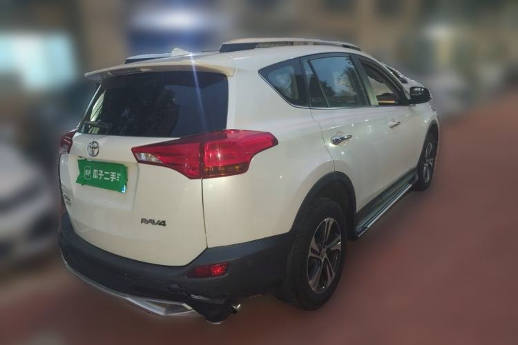 Used Toyota RAV4 2015 2.0L CVT Two-Wheel Drive Fashion Edition Rear Right 45 Deg