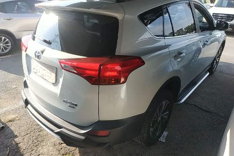 Used Toyota RAV4 2015 2.0L CVT Two-Wheel Drive Fashion Edition Rear Right 45 Deg