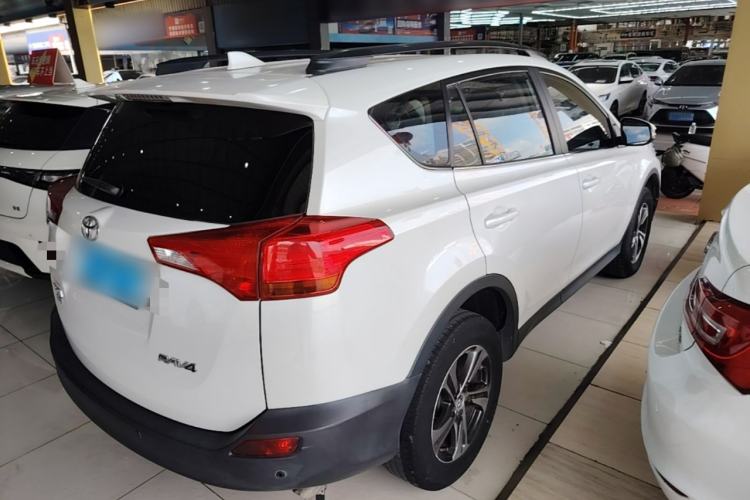 Used Toyota RAV4 2015 2.0L CVT Two-Wheel Drive Fashion Edition Rear Right 45 Deg