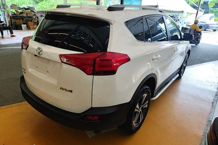 Used Toyota RAV4 2015 2.0L CVT Two-Wheel Drive Fashion Edition Rear Right 45 Deg