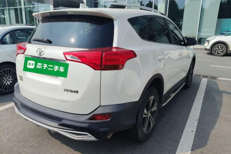 Used Toyota RAV4 2015 2.0L CVT Two-Wheel Drive Fashion Edition Rear Right 45 Deg