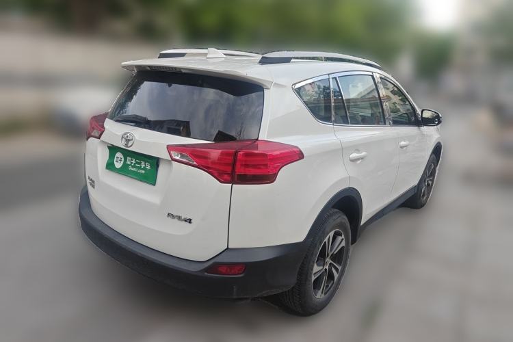 Used Toyota RAV4 2015 2.0L CVT Two-Wheel Drive Fashion Edition Rear Right 45 Deg