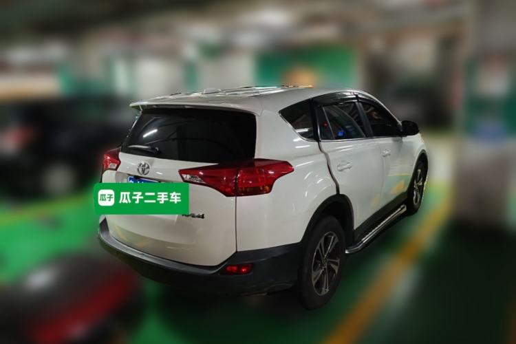 Used Toyota RAV4 2015 2.0L CVT Two-Wheel Drive Fashion Edition Rear Right 45 Deg