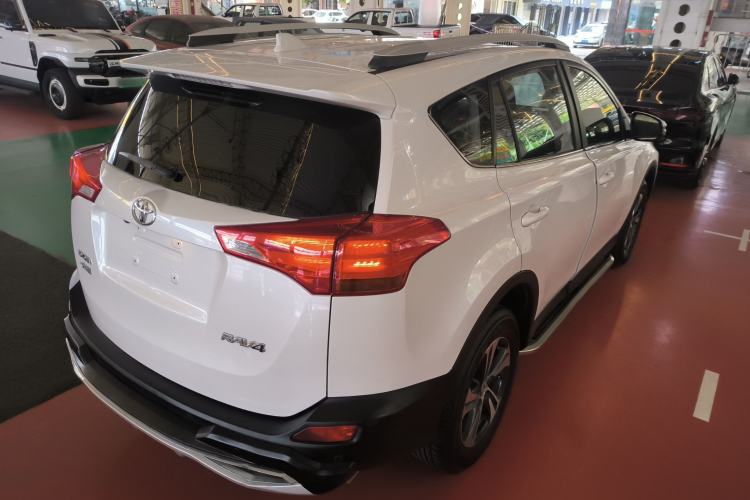 Used Toyota RAV4 2015 2.0L CVT Two-Wheel Drive Fashion Edition Rear Right 45 Deg