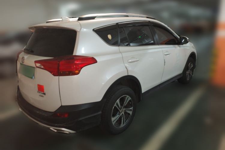 Used Toyota RAV4 2015 2.0L CVT Two-Wheel Drive Fashion Edition Rear Right 45 Deg
