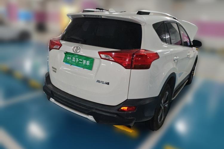 Used Toyota RAV4 2015 2.0L CVT Two-Wheel Drive Fashion Edition Rear Right 45 Deg