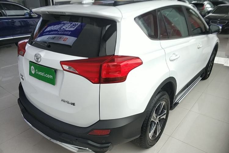 Used Toyota RAV4 2015 2.0L CVT Two-Wheel Drive Fashion Edition Rear Right 45 Deg