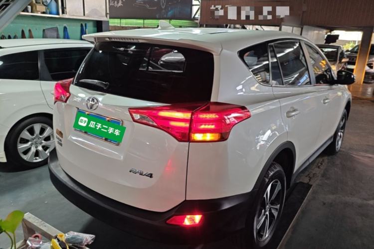 Used Toyota RAV4 2015 2.0L CVT Two-Wheel Drive Fashion Edition Rear Right 45 Deg