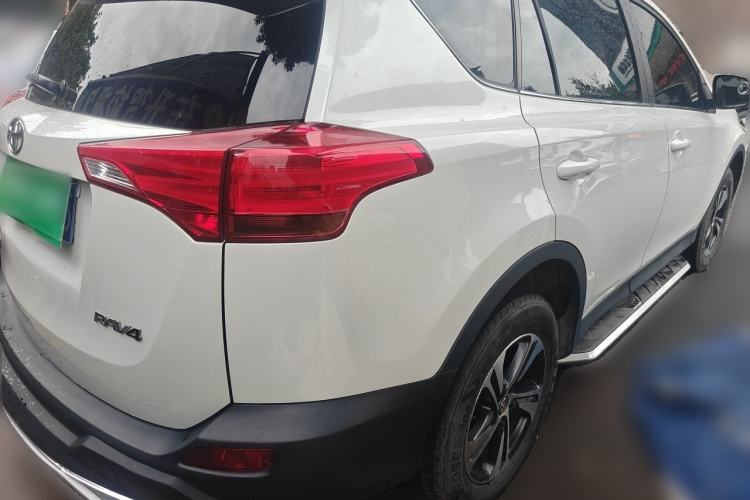 Used Toyota RAV4 2015 2.0L CVT Two-Wheel Drive Fashion Edition Rear Right 45 Deg