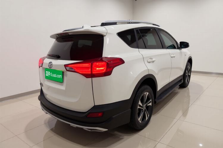 Used Toyota RAV4 2015 2.0L CVT Two-Wheel Drive Fashion Edition Rear Right 45 Deg