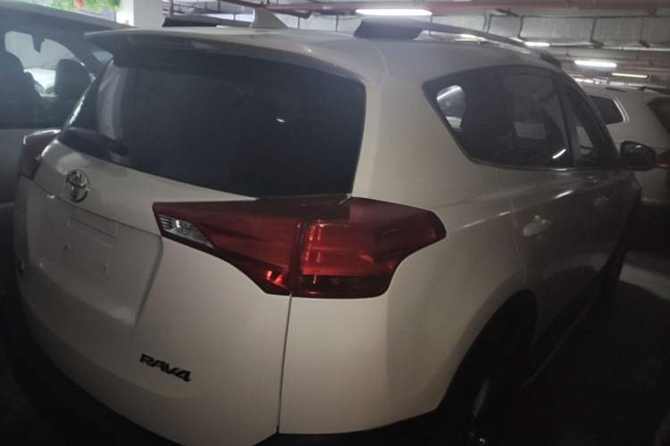 Used Toyota RAV4 2015 2.0L CVT Two-Wheel Drive Fashion Edition Rear Right 45 Deg