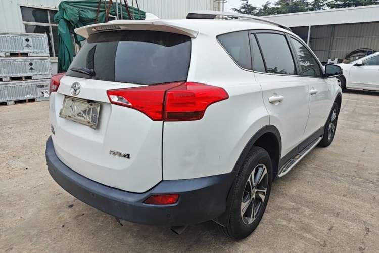 Used Toyota RAV4 2015 2.0L CVT Two-Wheel Drive Fashion Edition Rear Right 45 Deg