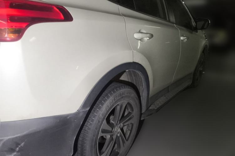 Used Toyota RAV4 2015 2.0L CVT Two-Wheel Drive Fashion Edition Rear Right 45 Deg