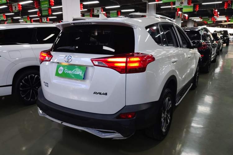 Used Toyota RAV4 2015 2.0L CVT Two-Wheel Drive Fashion Edition Rear Right 45 Deg