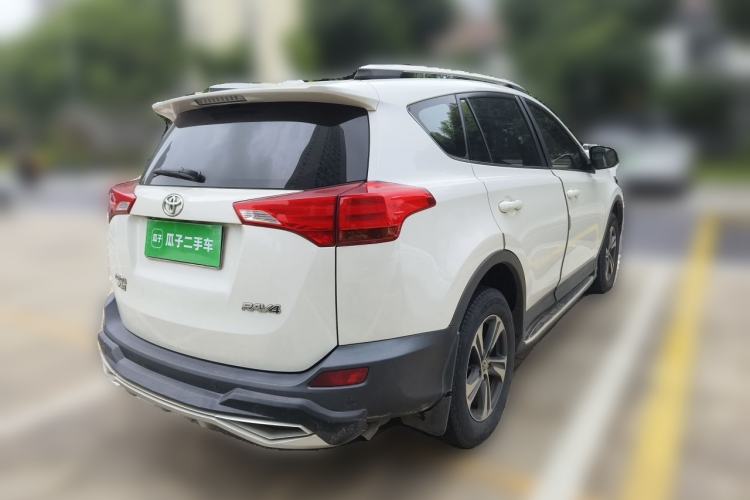 Used Toyota RAV4 2015 2.0L CVT Two-Wheel Drive Fashion Edition Rear Right 45 Deg