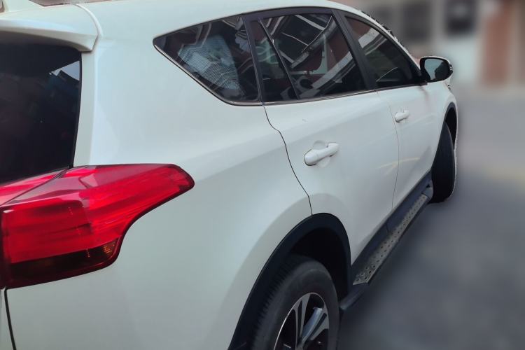 Used Toyota RAV4 2015 2.0L CVT Two-Wheel Drive Fashion Edition Rear Right 45 Deg