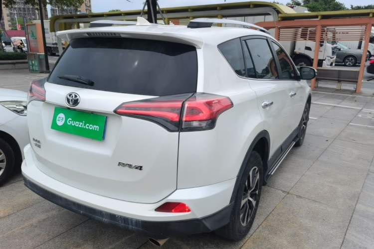 Used Toyota RAV4 2015 2.0L CVT Two-Wheel Drive Fashion Edition Rear Right 45 Deg
