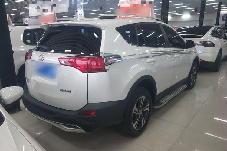 Used Toyota RAV4 2015 2.0L CVT Two-Wheel Drive Fashion Edition Rear Right 45 Deg